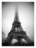 Tour Eiffel la tête dans le brouillard